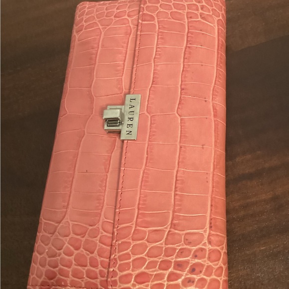 Lauren Ralph Lauren NWT Large Pink Embossed Leather Ladies Wallet & Checkbook Cv - Picture 11 of 11
